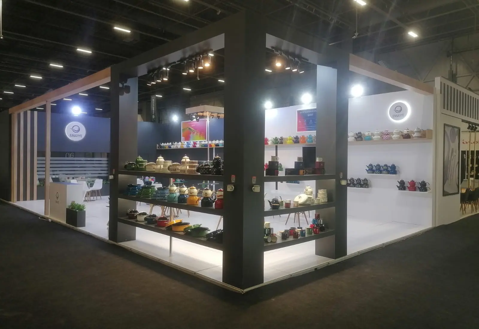 Realisierter beleuchteter Produktstand