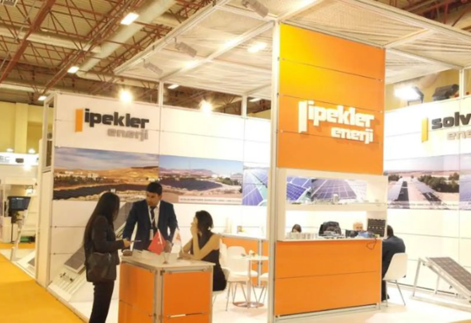 Realisierter Messestand mit Grafikflächen